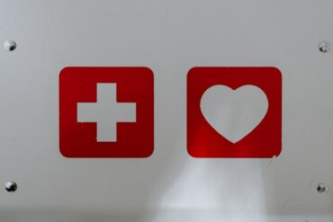 Une croix et un coeur rouge sur fond gris