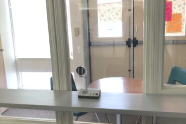 Une pièce séparée par une vitre et équipée d'un micro