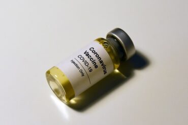 un flacon contenant le vaccin de la covid-19