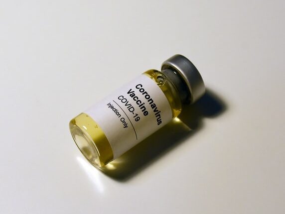 un flacon contenant le vaccin de la covid-19