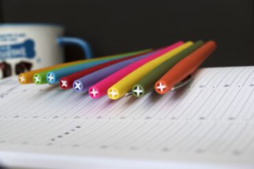 crayons de couleurs sur cahier scolaire