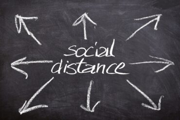 ardoise avec social distance d'écrit à la craie
