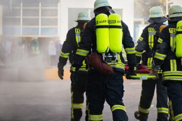 Pompiers en pleine opération de secourisme