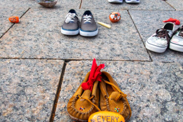 Des chaussons d'enfants sur le parvis du parlement à Ottawa en hommage aux enfants autochtones décédés..