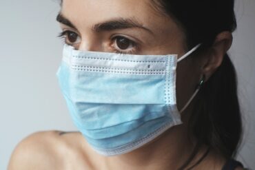 Femme portant un masque médical pour la COVID-19