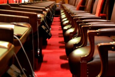 parlement canadien, sièges dans une allée rouge