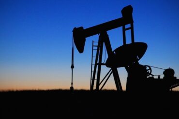 derrick extrait le pétrole du sol, à l'aube.