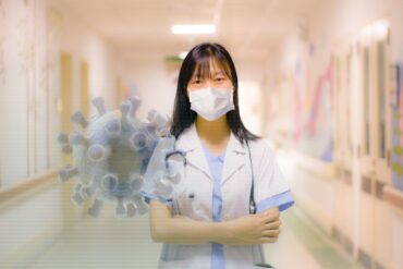 Femme docteure dans un corridor d'hôpital, portant un masque avec le signe du virus de la COVID-19,