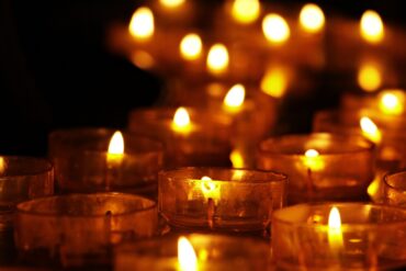 bougies posées par terre en hommage aux enfants autochtones