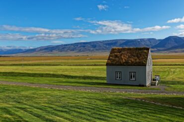 Petite maison perdue au milieu de la prairie albertaine.