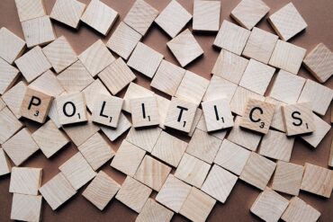 Carrés en bois avec politics de marquer dessus