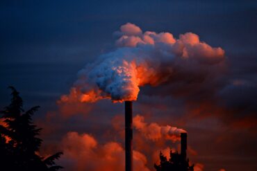 Cheminées d'usine qui polluent.
