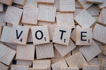 Le mot vote écrit sur des carrés en bois